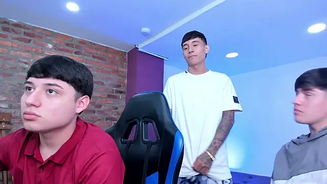 HotThreesoome online show from 04.17.26