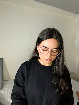 saasha Petit online show from 04.15.26