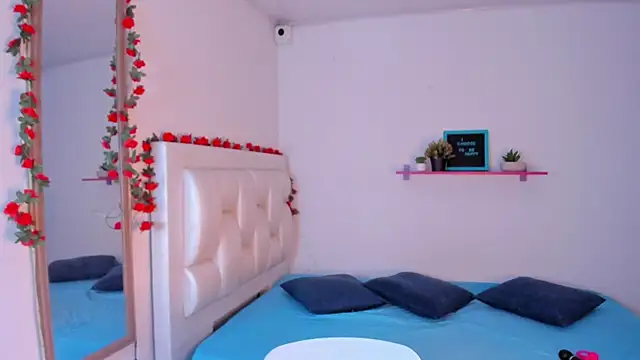 Snapshot of annelis_x chatting on 12.20.25 annelis x online show from 12.20.25