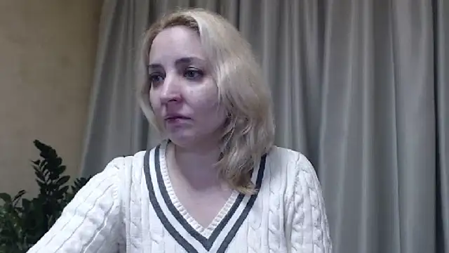 Snapshot of sweetpussy chatting on 03.18.25 sweetpussy online show from 03.18.25