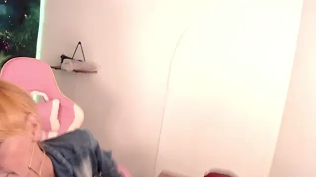 Snapshot of bella_volup chatting on 02.15.26 bella volup online show from 02.15.26