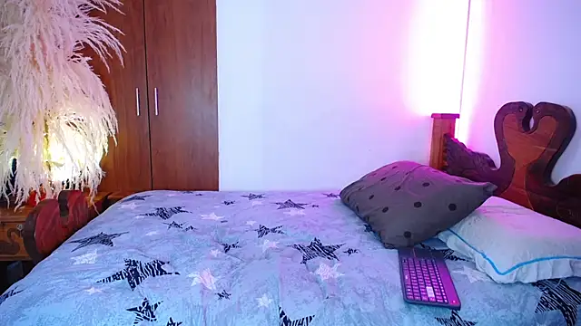 mishelolaya  online show from 12.14.25