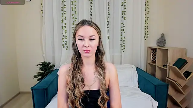 Snapshot of LunaCurly_ chatting on 12.17.25 LunaCurly online show from 12.17.25