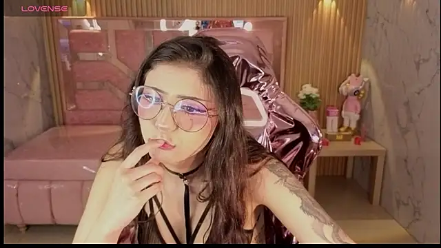 miss devil s online show from 04.11.26