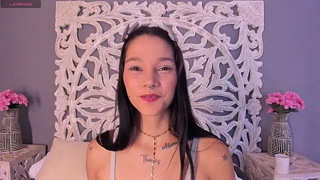 Snapshot of loraineblake chatting on 12.22.25 loraineblake online show from 12.22.25