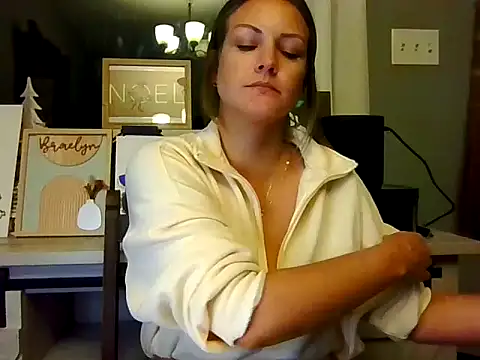 Snapshot of MagnoliaHoney chatting on 12.22.25 MagnoliaHoney online show from 12.22.25