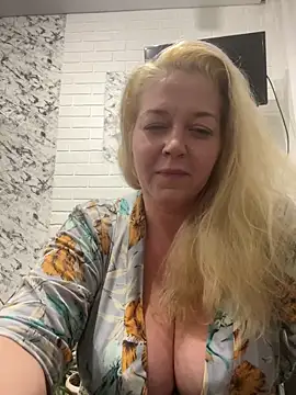 Snapshot of JenniferCarmen chatting on 12.16.25 JenniferCarmen online show from 12.16.25