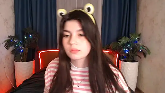 Snapshot of KisaModel chatting on 12.15.25 KisaModel online show from 12.15.25