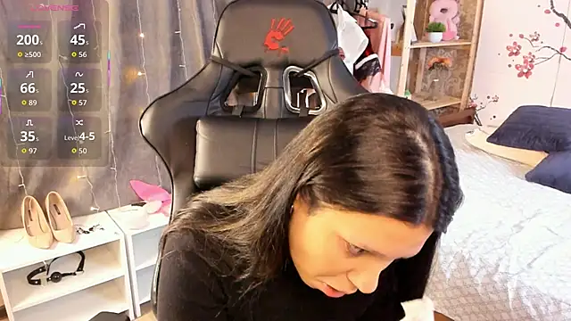 Snapshot of Nicole_Pars chatting on 12.18.25 Nicole Pars online show from 12.18.25