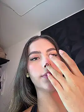 Snapshot of Valeria-escobar chatting on 05.13.26 Valeria-escobar online show from 05.13.26