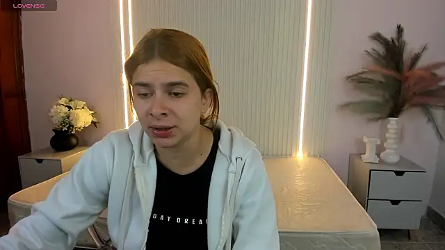 Snapshot of VivianOwen9 chatting on 02.16.26 VivianOwen9 online show from 02.16.26