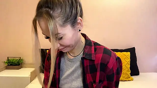 Snapshot of sun_under_skyy chatting on 12.21.25 sun under skyy online show from 12.21.25