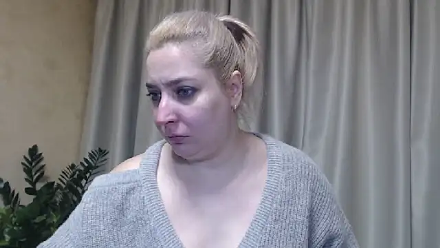 Snapshot of sweetpussy13 chatting on 02.15.25 sweetpussy13 online show from 02.15.25