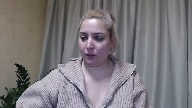 Snapshot of sweetpussy13 chatting on 02.19.25 sweetpussy13 online show from 02.19.25