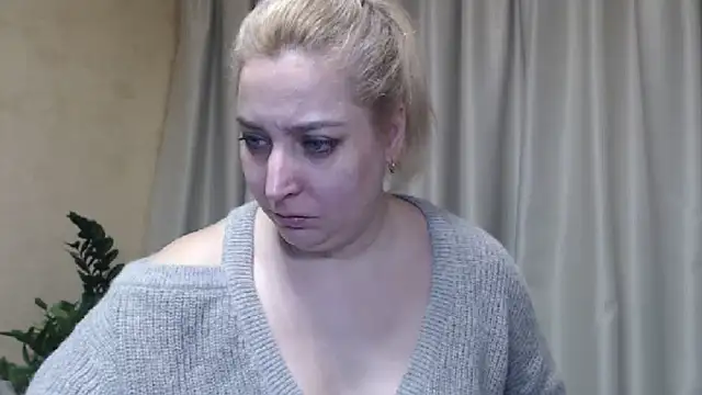 Snapshot of sweetpussy13 chatting on 03.06.25 sweetpussy13 online show from 03.06.25