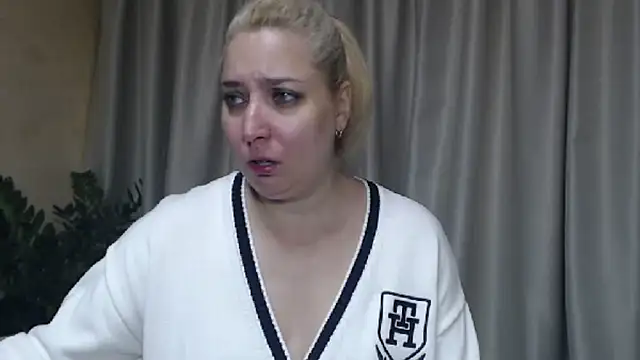 Snapshot of sweetpussy13 chatting on 10.03.25 sweetpussy13 online show from 10.03.25