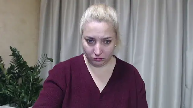 Snapshot of sweetpussy13 chatting on 10.17.25 sweetpussy13 online show from 10.17.25