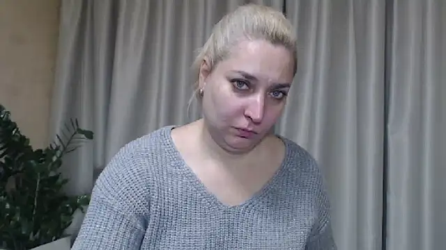 Snapshot of sweetpussy13 chatting on 10.22.25 sweetpussy13 online show from 10.22.25