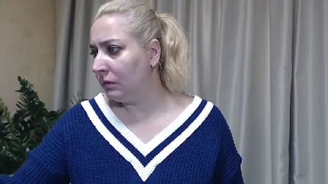 Snapshot of sweetpussy13 chatting on 10.30.25 sweetpussy13 online show from 10.30.25