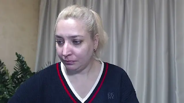 Snapshot of sweetpussy13 chatting on 11.03.25 sweetpussy13 online show from 11.03.25