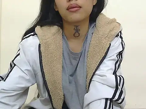 Snapshot of Cristina_love69 chatting on 12.19.25 Cristina love69 online show from 12.19.25