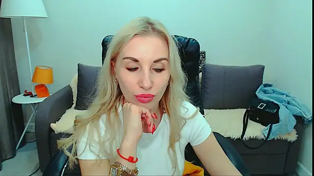 Snapshot of Hanna--Sweet chatting on 05.16.26 Hanna--Sweet online show from 05.16.26