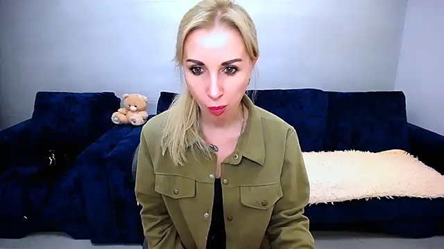 Snapshot of Hanna--Sweet chatting on 05.17.26 Hanna--Sweet online show from 05.17.26