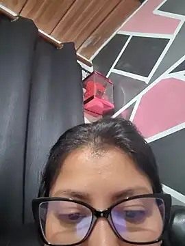 Snapshot of Mia-krafor chatting on 12.15.25 Mia-krafor online show from 12.15.25