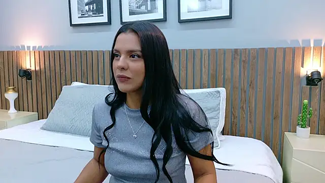 Mia Bellefort online show from 02.04.26