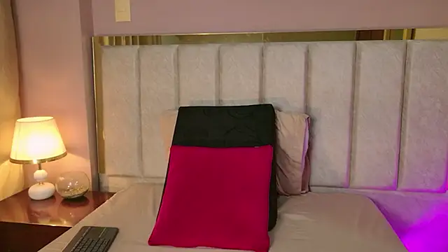 Snapshot of PaulinaSaint chatting on 02.13.26 PaulinaSaint online show from 02.13.26