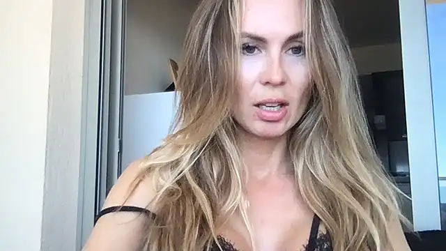 Snapshot of LeMilf chatting on 05.20.26 LeMilf online show from 05.20.26