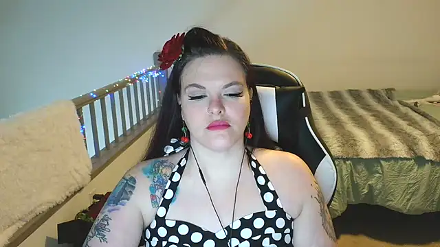 VixieVanderbilt online show from 12.17.25