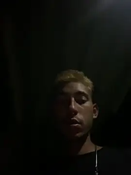 Snapshot of GuioficialBr chatting on 12.21.25 GuioficialBr online show from 12.21.25