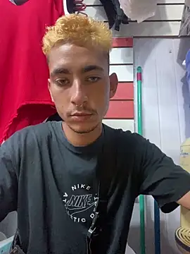 Snapshot of GuioficialBr chatting on 12.22.25 GuioficialBr online show from 12.22.25