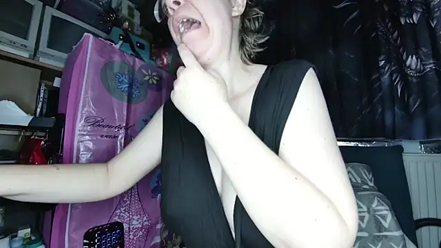 Snapshot of xNiceTitsx chatting on 03.11.25 xNiceTitsx online show from 03.11.25