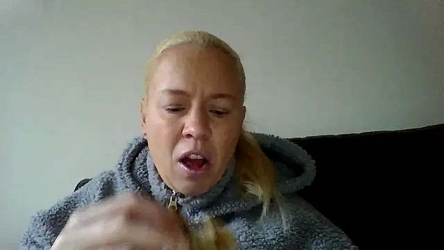 Snapshot of jennyblondeuk chatting on 02.01.26 jennyblondeuk online show from 02.01.26