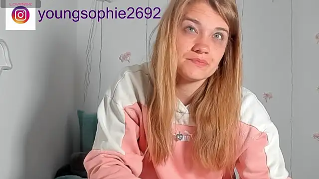 Snapshot of YoungSophie chatting on 04.26.26 YoungSophie online show from 04.26.26