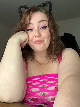 Snapshot of KittyCreamKisses chatting on 04.22.26 KittyCreamKisses online show from 04.22.26