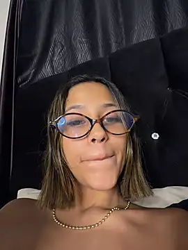 Snapshot of vicky_bass_ chatting on 06.19.26 vicky bass online show from 06.19.26