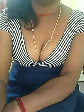 Snapshot of Meena_Meenakshi chatting on 03.11.26 Meena Meenakshi online show from 03.11.26