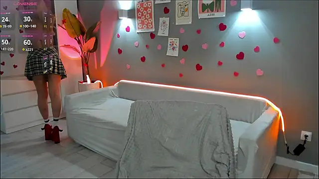 Luna Beverly online show from 02.11.26