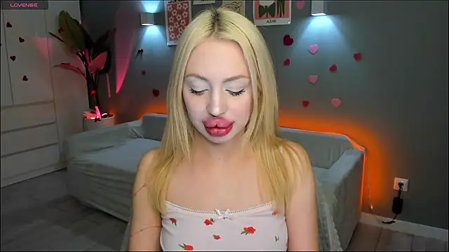 Luna Beverly online show from 02.22.26