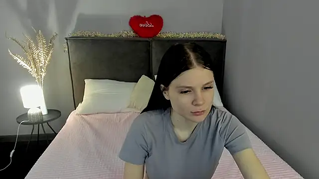 Snapshot of SkinyJoys chatting on 02.25.26 SkinyJoys online show from 02.25.26