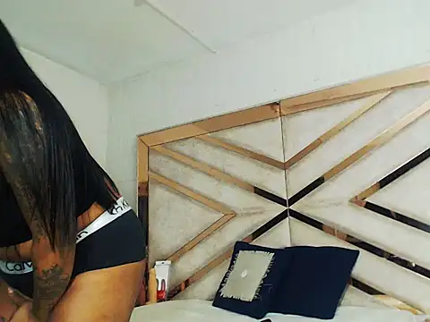 Snapshot of LunaFever69 chatting on 04.22.26 LunaFever69 online show from 04.22.26