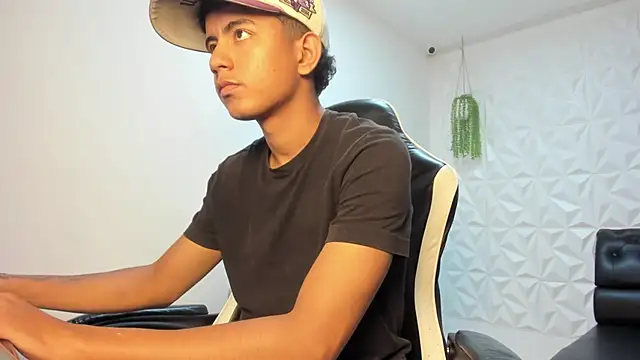 Snapshot of Alluringangel23 chatting on 01.08.26 Alluringangel23 online show from 01.08.26