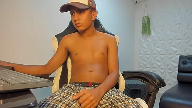 Snapshot of Alluringangel23 chatting on 01.13.26 Alluringangel23 online show from 01.13.26