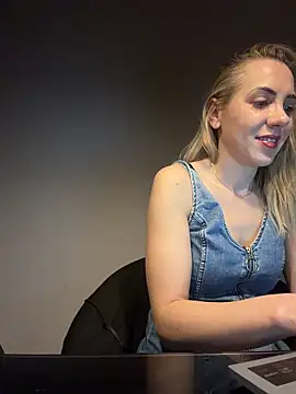 Snapshot of ElenaWhitmore chatting on 05.01.26 ElenaWhitmore online show from 05.01.26