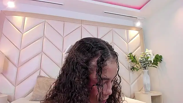 Snapshot of CamilaCastillo chatting on 03.11.26 CamilaCastillo online show from 03.11.26