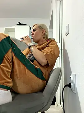 Snapshot of AlmaRusell chatting on 01.12.26 AlmaRusell online show from 01.12.26