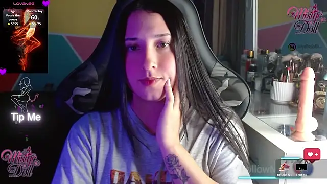 Snapshot of Mysticdooll69 chatting on 01.13.26 Mysticdooll69 online show from 01.13.26